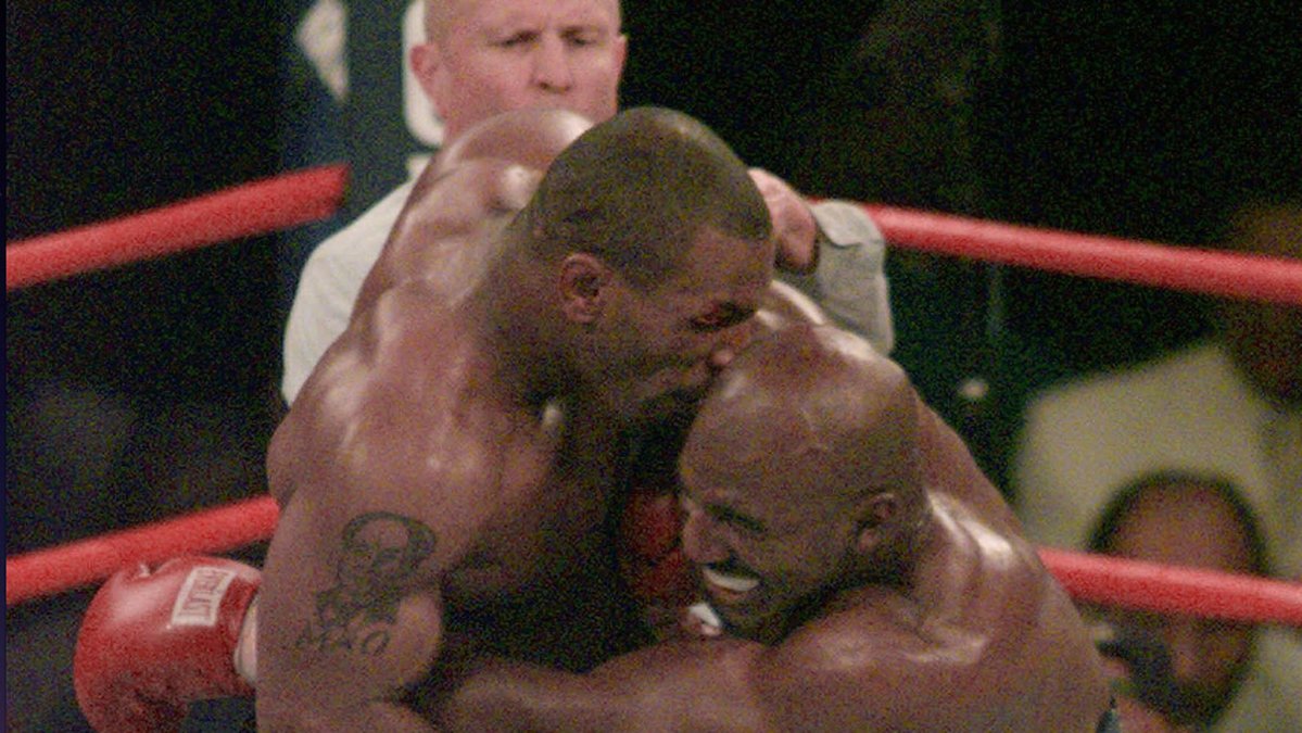 Tungviktsmatchen 1997. Tyson biter av en del av sin motståndares i öra.  